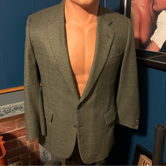 Samuelsohn 44L Blazer
green and sage houndstooth with a navy windowpane - Picture 9 of 11